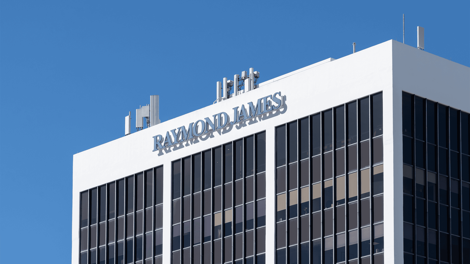 Raymond James Expands Fintech Footprint With $692M Bank Midwest Partnership